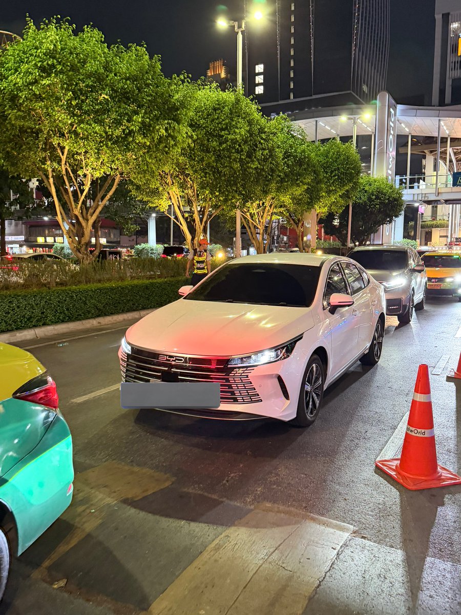 bbbaas13's tweet photo. เรียก Grab Premium แต่สิ่งที่ได้คือ BYD Seal 5 … BYD Seal 5 นี่มัน premium ยังไงนะ @GrabTH https://t.co/hipFETaskN
