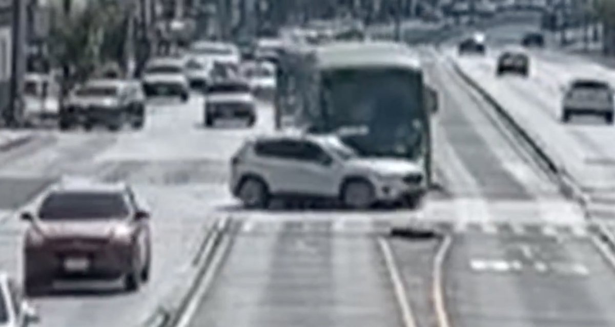 PublinewsGT's tweet photo. ⚠️Video⚠️ǀ Carro hace un cruce indebido y provoca accidente con un Transmetro
El vehículo intentó "ahorrar tiempo" e invadió la ruta de la unidad.
#PublinewsGT #Transmetro #AccidenteGT
Mira acá⬇️
https://t.co/KVcGevQcOs https://t.co/b8knsBLTaH