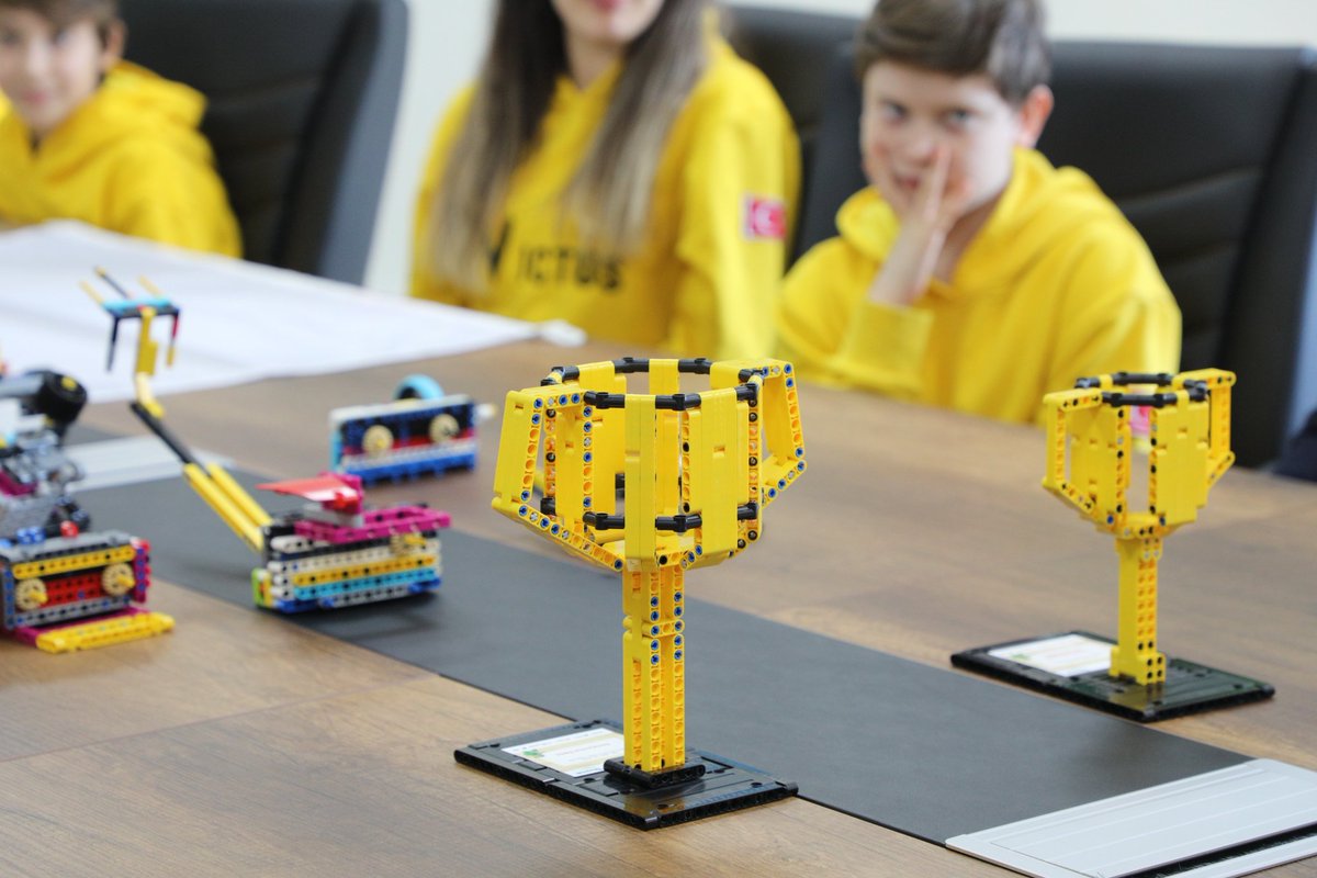Bilim Kahramanları Buluşuyor FIRST LEGO League Challenge Bilimsel Turnuvaları'nda FLL Challenge Ortaokul Kademesi’nde şampiyonluk elde eden Ordu Bahçeşehir Koleji INVICTUS Takımı; Kampüs Müdürü Ersin Ergen ve takım koçları; İl Millî Eğitim Müdürü Sayın Mehmet Fatih Vargeloğlu’nu