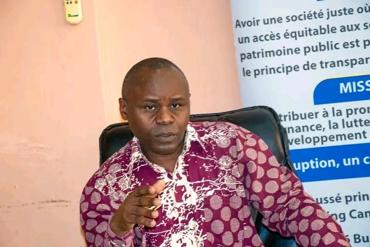 M.Rufyiri rappelle que la Constitution (art. 95) et la loi anti-corruption obligent les hautes autorités à déclarer leurs biens dans les 30 jours suivant leur entrée en fonction.
Adoptée en 2006, cette loi reste inappliquée, malgré les discours contre la corruption, dit-il.
2/3