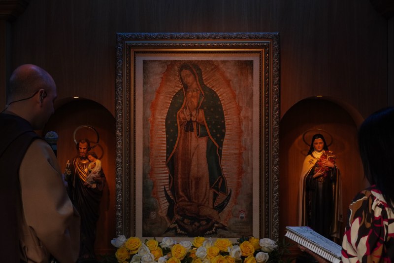 Foi uma bênção o Rosário de hoje, às 4h da manhã. Milhares de pessoas reunidas, com muita fé e muita força.

Meditamos sobre a sabedoria, e foi algo lindo, muito especial. Tenho certeza de que Deus falou profundamente ao nosso coração.

Agora me conta: qual momento mais te marcou