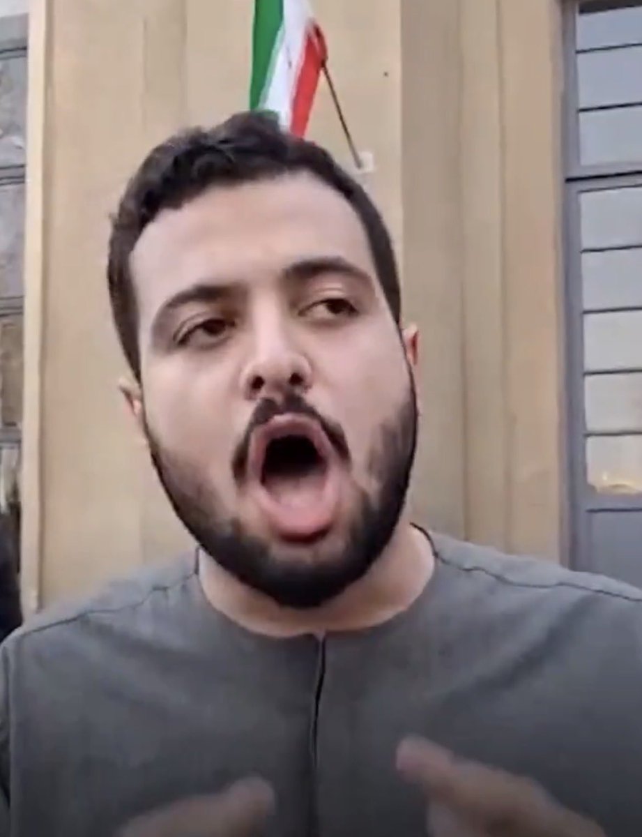 مزدور علی نوح جاه
بسيجي دانشكده علوم #دانشگاه_تهران

09025672133

 از بيرون دانشگاه دوستاي بسيجيشو اورده بود