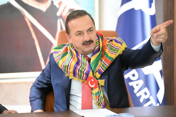 Yavuz Ağıralioğlu’ndan, bebek katili Abdullah Öcalan’a statü isteyen Devlet Bahçeli’ye net cevap:

"Statüsü bellidir! Teröristtir!"
#StatüsüBelli