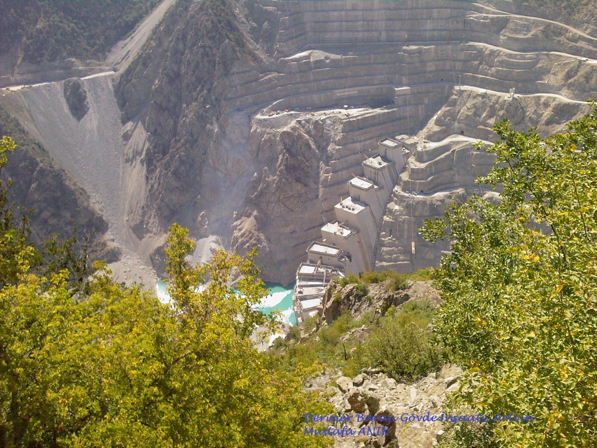Deriner Barajı yapım aşamasında; Artvin-Erzurum yolu güzergahından görünüm. 📸 Nikon 3.2 mp