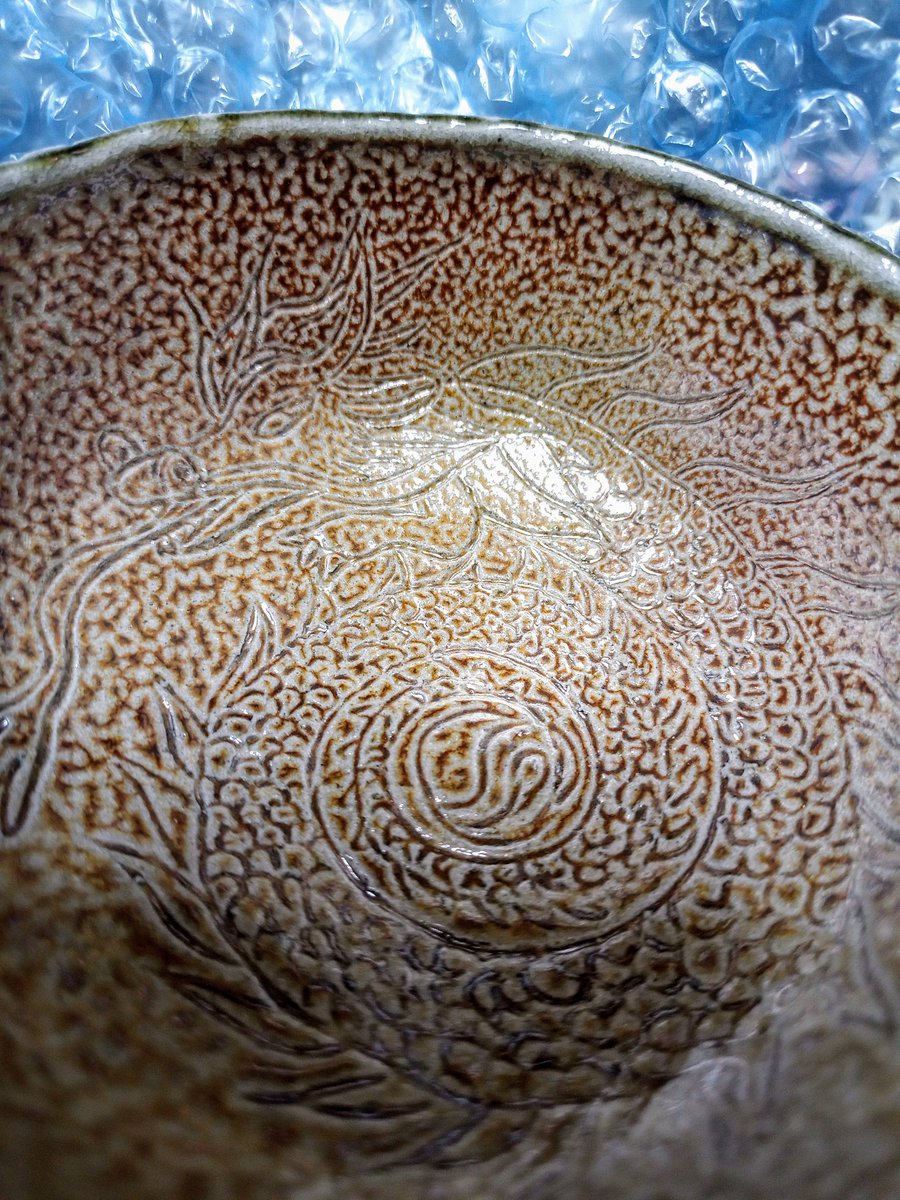 本日もご来場ありがとうございました!明日水曜日は休廊です。お間違えなく
画像は龍子の鱗茶碗(売約済)

個展はあと3日。
27日(金)14時から18時まで在廊予定です✨

「Lucky Charms ReturnsⅡ」
〜2月28日(土)
12:00~19:00 ※最終日は17時まで(25日休) 
ギャラリーナユタ
銀座奥野ビル511