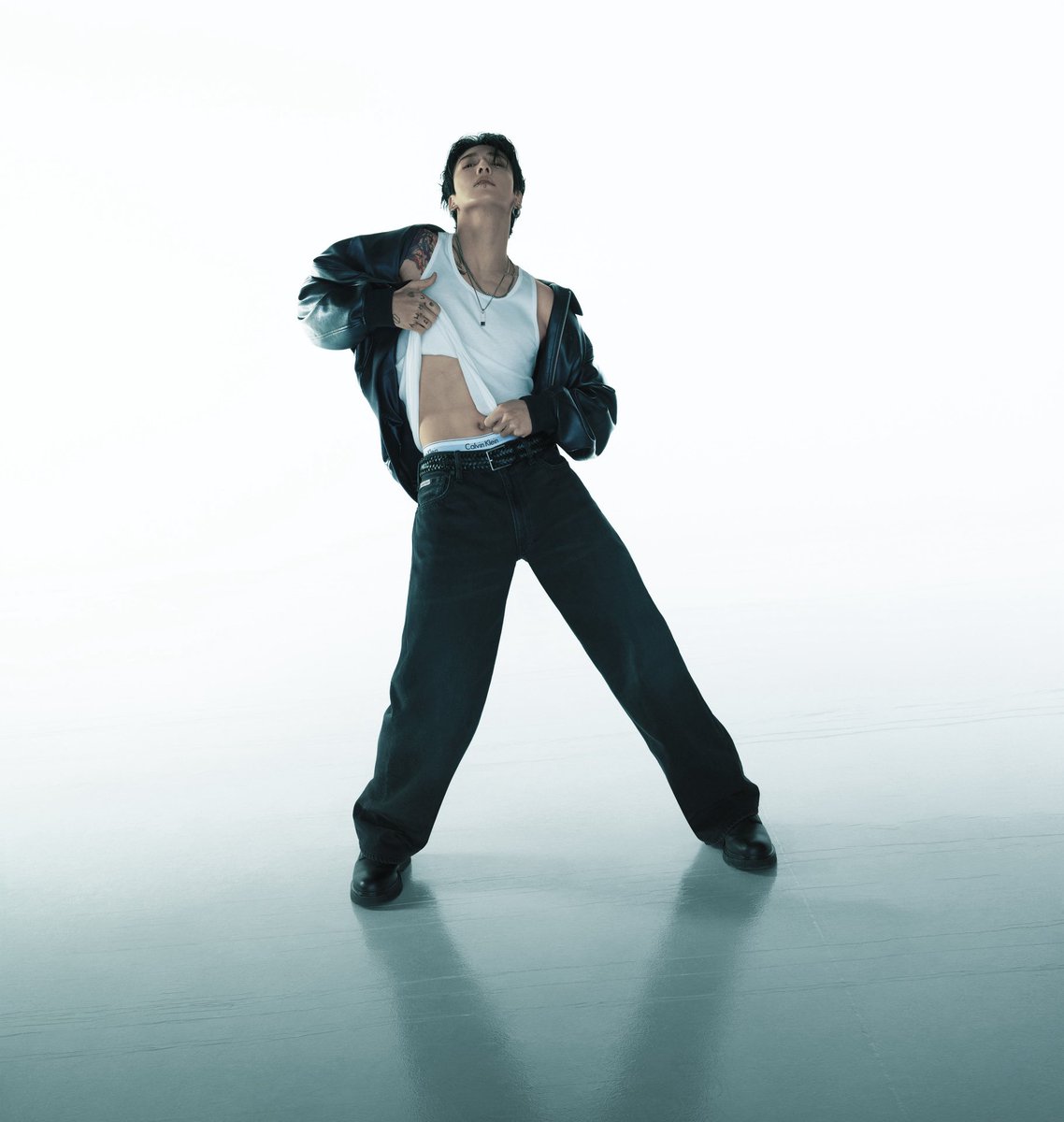 Calvin Klein เปิดตัวแคมเปญเดนิม Spring 2026 นำโดย Jung Kook โกลบอลแบรนด์แอมบาสเดอร์ ตอกย้ำความเป็นไอคอนของเดนิมในฐานะไอเทมสะท้อนตัวตน ผ่านภาพยนตร์แคมเปญที่ผสานแฟชั่นกับความบันเทิงอย่างลงตัว

#ELLEMENthailand 
#JungKook #CalvinKlien