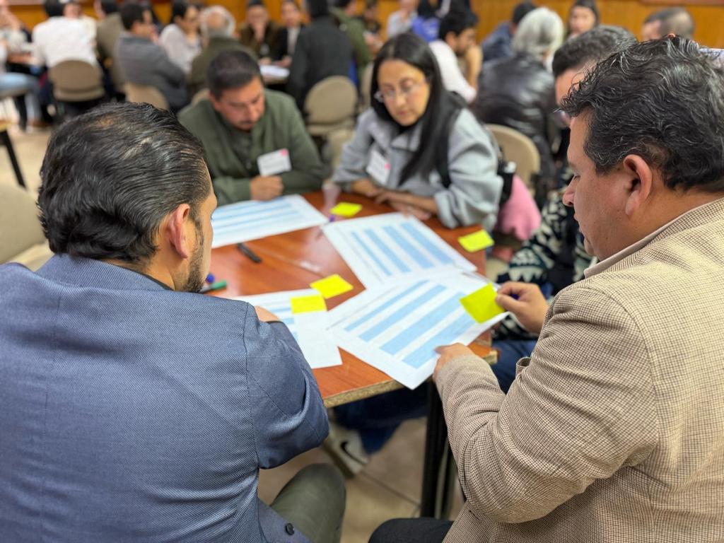 EcuadorMAE's tweet photo. 🔸ENTÉRATE 

♻️ El pasado 20 de febrero, inició en Cuenca el 1er. Taller regional para la construcción del Plan Nacional de Gestión Integral de Residuos Sólidos no Peligrosos, espacio al que acudieron delegados de los gobiernos locales, sector privado, recicladores, academia y sociedad civil.

✅Se socializaron los principales hallazgos del Diagnóstico Sectorial GIRS y los avances para la construcción colectiva del Plan.

📌Durante la jornada se compartieron experiencias, buenas prácticas y desafíos locales, con el objetivo de integrarlos como insumos clave para fortalecer la propuesta y avanzar en la construcción colectiva de soluciones viables y sostenibles para el manejo de Residuos Sólidos No Peligrosos.

✅El taller regional en Cuenca reafirma que la construcción del Plan Nacional GIRS es un proceso territorial y participativo. La articulación entre Estado, municipios, academia, recicladores y sector privado garantiza un proyecto que responda a las realidades locales y fortalezca la gestión integral de residuos en el Ecuador y legitime la calidad de vida de la población.

#ElNuevoEcuador