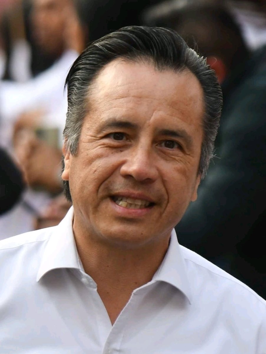 Otro corrupto que no tocan ni con el pétalo de una rosa.

Los chairos comiendo frijoles y el y les daba a los presos salmón y arrachera.

👇

El exgobernador intocable de Veracruz

"El que otra vez está envuelto en polémica por las malas cuentas en Veracruz, nos platican, es el