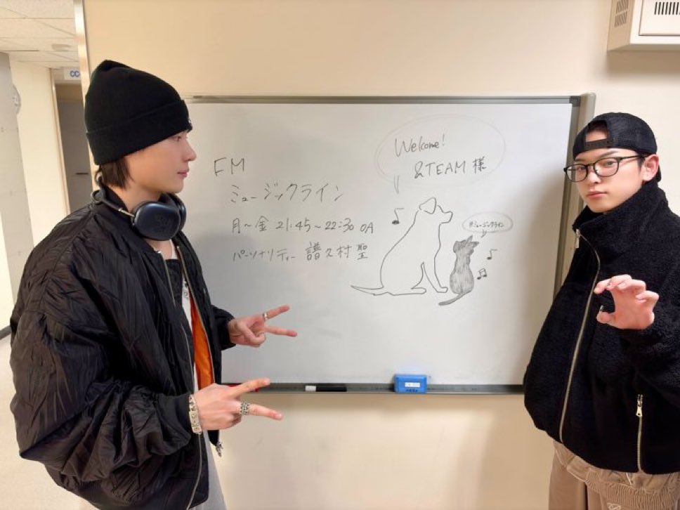 これはピースではなく、パルの服を切り刻みたいというポーズ