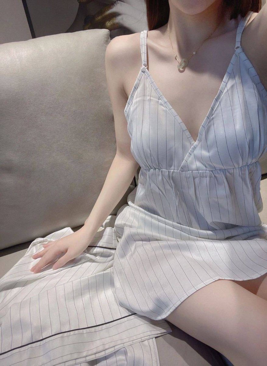 xiusexiaoshuo's tweet photo. 老公不嫌多-小野猫你别逃-第二部 混乱的同居生活 99.锁阳症3  #lvse66.vip
“妈的，现在是什么状况？自己用计把俊和安调开��要挨打，平这家伙直接吃到白食居然还敢像模像样的在这里劝架！这世界还有天理吗？”一口淬出口中的血腥，向���哲用力的搓着自己的双手，将自来水拍在脸上洗掉血渍。 不过，当向思哲走出洗手间回到客厅时，看到的却是脸比他还臭的子俊和子安，就好像刚刚挨打的不是自己，是他们一样！ “你他妈的再敢这样试试看！”火气比起刚才似乎更加旺盛，却仍然克制自己冲上前去挥舞拳头的冲动，子安只能恶狠狠的瞪着向思哲，恨不得把他给“看穿”一样。 “该这样的时候，我还是会这样的！”为了不真的把子俊和子安惹毛，他当然不敢光明正大的呛声回去，所以向思哲只能在心里默默的回答了这句，随之坐在沙发上。不过奇怪了，刚刚那个光明正大抱着希望出现的卫斯平呢，怎么不见了？ 在他回房间撤回黑客攻击的将近一个小时时间里，一定是发生了什么事情，才会让卫斯平敢用那样暧昧的姿势抱着希望出现！而且，希望出现后虽然只是弱弱的喊了几句“别打了！”，子���和子安的怒火也明显还没发泄完毕，他们却仍然强忍着停手，硬���硬气地让希望回房间去。 子俊和子安可是一向拿希望当宝贝啊，就算亲眼看到他跟希望做爱，也只是把怒火发在他身上而已，怎么今天舍得那样对希望了呢？卫斯平那个可恶的家伙，上次他占到希望的便宜后希望就回到了自己的身体里，让子俊两个人完全忘记要找他麻烦，这点也让自己心里不平衡了半天！ 有奸情！向思哲在心里这样下了一个结论！ “希望他们怎么了？刚刚那样出来？”直接跳过刚才为什么挨打的话题，向思哲在停顿了几秒全当自己听到子安的威胁后，他看着稍微平静些的子俊问道。 也不怪他没看出这到底是什么具体状况来，卫斯平为了不把子俊和子安彻底惹毛，他特意给自己和希望套上了些衣服。因为下体还紧紧的“吻”在一起，所以他又拿了个毛毯将希望裹住，垂下来的地方刚好就将紧密相连的重点部位遮起来了，看起来就好像只是希望怕���一样。