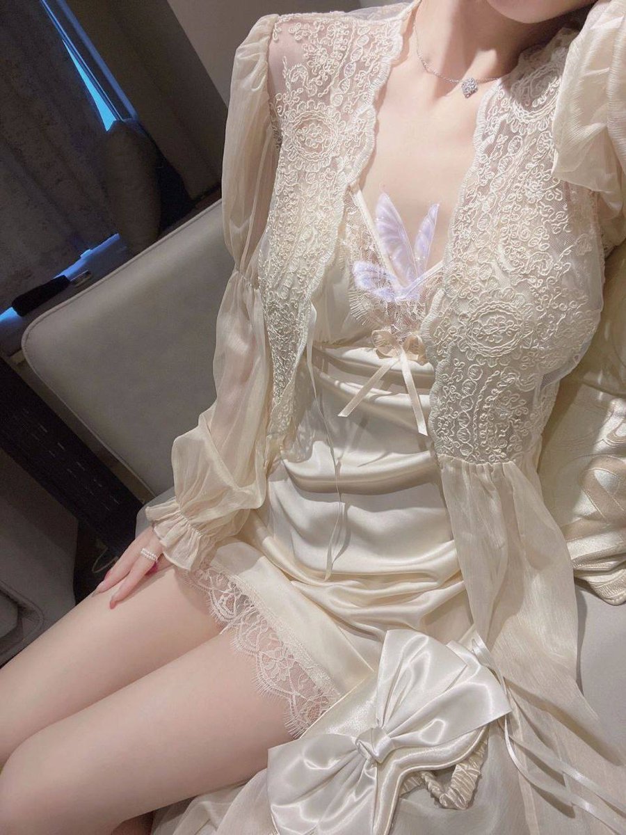 xiusexiaoshuo's tweet photo. 老公不嫌多-小野猫你别逃-第二部 混乱的同居生活 99.锁阳症3  #lvse66.vip
“妈的，现在是什么状况？自己用计把俊和安调开��要挨打，平这家伙直接吃到白食居然还敢像模像样的在这里劝架！这世界还有天理吗？”一口淬出口中的血腥，向���哲用力的搓着自己的双手，将自来水拍在脸上洗掉血渍。 不过，当向思哲走出洗手间回到客厅时，看到的却是脸比他还臭的子俊和子安，就好像刚刚挨打的不是自己，是他们一样！ “你他妈的再敢这样试试看！”火气比起刚才似乎更加旺盛，却仍然克制自己冲上前去挥舞拳头的冲动，子安只能恶狠狠的瞪着向思哲，恨不得把他给“看穿”一样。 “该这样的时候，我还是会这样的！”为了不真的把子俊和子安惹毛，他当然不敢光明正大的呛声回去，所以向思哲只能在心里默默的回答了这句，随之坐在沙发上。不过奇怪了，刚刚那个光明正大抱着希望出现的卫斯平呢，怎么不见了？ 在他回房间撤回黑客攻击的将近一个小时时间里，一定是发生了什么事情，才会让卫斯平敢用那样暧昧的姿势抱着希望出现！而且，希望出现后虽然只是弱弱的喊了几句“别打了！”，子���和子安的怒火也明显还没发泄完毕，他们却仍然强忍着停手，硬���硬气地让希望回房间去。 子俊和子安可是一向拿希望当宝贝啊，就算亲眼看到他跟希望做爱，也只是把怒火发在他身上而已，怎么今天舍得那样对希望了呢？卫斯平那个可恶的家伙，上次他占到希望的便宜后希望就回到了自己的身体里，让子俊两个人完全忘记要找他麻烦，这点也让自己心里不平衡了半天！ 有奸情！向思哲在心里这样下了一个结论！ “希望他们怎么了？刚刚那样出来？”直接跳过刚才为什么挨打的话题，向思哲在停顿了几秒全当自己听到子安的威胁后，他看着稍微平静些的子俊问道。 也不怪他没看出这到底是什么具体状况来，卫斯平为了不把子俊和子安彻底惹毛，他特意给自己和希望套上了些衣服。因为下体还紧紧的“吻”在一起，所以他又拿了个毛毯将希望裹住，垂下来的地方刚好就将紧密相连的重点部位遮起来了，看起来就好像只是希望怕���一样。