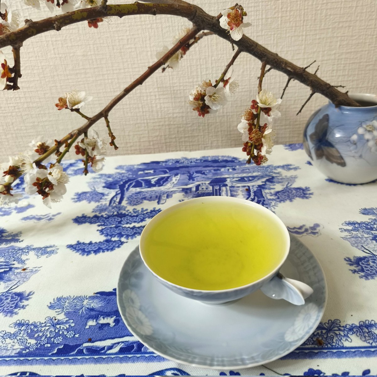 花瓶もティーカップもロイヤルコペンハーゲンです。