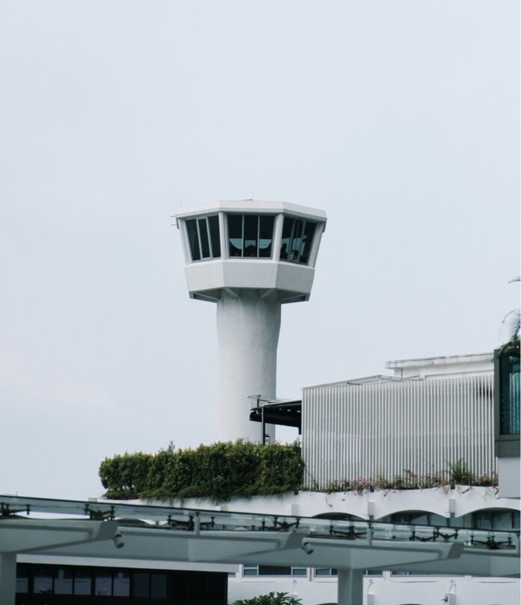 South Africa 🇿🇦:Cape Town International Airport suspended international departures and diverted incoming flights after a fire 🔥 disrupted it’s s IT services