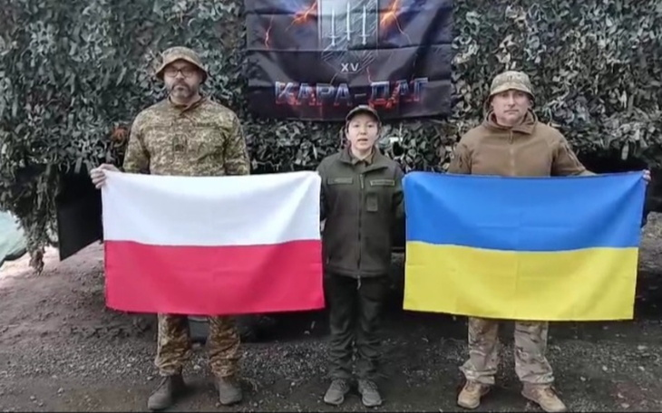 mr_zvbr's tweet photo. Przy okazji czwartej rocznicy pełnoskalowej rosyjskiej inwazji na Ukrainę raczej nie napiszę tu nic mądrzejszego ponad przypomnienie, że:

🇺🇦 wspieranie Ukrainy to kwestia nie tylko przyzwoitości i solidarności, ale też naszych partykularnych interesów

🇺🇦 Ukraińcy giną tam po to, żebyśmy my nie musieli i czy się to komuś podoba, czy nie, jesteśmy im winni przynajmniej wdzięczność

🇺🇦 wolna Ukraina to bezpieczna Polska 

🇺🇦 słaba Rosja to bezpieczna Europa

🇺🇦 Слава Україні!

🇺🇦 wciąż warto wspierać zrzutki na pomoc humanitarną, czy sprzęt dla broniącej się Ukrainy, a jedną z nich linkuję tutaj:

https://t.co/KaGktUHlJu