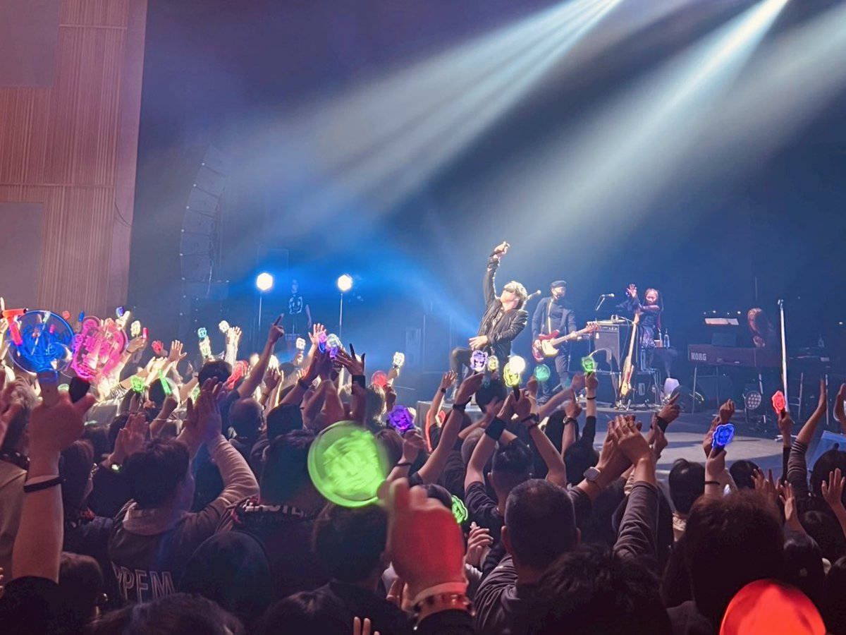 moritomo_arashi's tweet photo. T-BOLAN LAST LIVE TOUR 2025-2026 終章
SING THE BEST HIT JOURNEY 47

群馬ー

ロックの聖地と呼ばれる訳、また教えてもらったよーな気がするよ　笑

光が揺れて、
歌が重なって、
ひとつの大きな呼吸になって
群馬、凄かった

拳も、笑顔も、涙も、
まっすぐなまなざしも——

全部が、あったかかった

ステージと客席の境界は消えてたよな

群馬の夜、みんなと重ねた愛の波紋、
きっとそれぞれの明日を照らしていく

ありがとう、群馬

また会おうぜ！

「道は地図にはなく
自由は心にある
描くのは、自分自身なんだよ』

#TBOLAN
#LAST_LIVE_TOUR
#SINGTHEBESTHITJOURNEY47
#群馬
#太田
#ロックの聖地
#ONEVERSE
#愛の波紋
#心は4人
#EvoX
