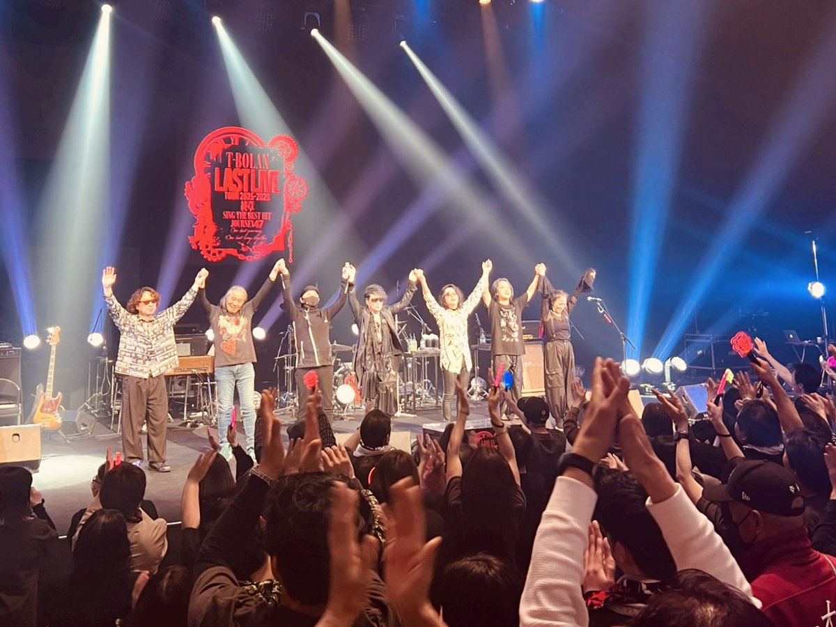 moritomo_arashi's tweet photo. T-BOLAN LAST LIVE TOUR 2025-2026 終章
SING THE BEST HIT JOURNEY 47

群馬ー

ロックの聖地と呼ばれる訳、また教えてもらったよーな気がするよ　笑

光が揺れて、
歌が重なって、
ひとつの大きな呼吸になって
群馬、凄かった

拳も、笑顔も、涙も、
まっすぐなまなざしも——

全部が、あったかかった

ステージと客席の境界は消えてたよな

群馬の夜、みんなと重ねた愛の波紋、
きっとそれぞれの明日を照らしていく

ありがとう、群馬

また会おうぜ！

「道は地図にはなく
自由は心にある
描くのは、自分自身なんだよ』

#TBOLAN
#LAST_LIVE_TOUR
#SINGTHEBESTHITJOURNEY47
#群馬
#太田
#ロックの聖地
#ONEVERSE
#愛の波紋
#心は4人
#EvoX