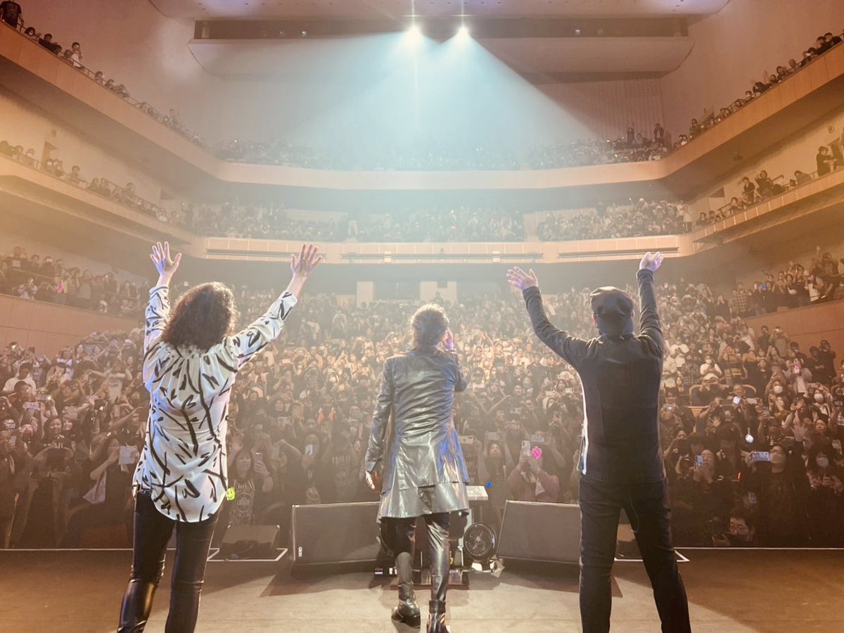 moritomo_arashi's tweet photo. T-BOLAN LAST LIVE TOUR 2025-2026 終章
SING THE BEST HIT JOURNEY 47

群馬ー

ロックの聖地と呼ばれる訳、また教えてもらったよーな気がするよ　笑

光が揺れて、
歌が重なって、
ひとつの大きな呼吸になって
群馬、凄かった

拳も、笑顔も、涙も、
まっすぐなまなざしも——

全部が、あったかかった

ステージと客席の境界は消えてたよな

群馬の夜、みんなと重ねた愛の波紋、
きっとそれぞれの明日を照らしていく

ありがとう、群馬

また会おうぜ！

「道は地図にはなく
自由は心にある
描くのは、自分自身なんだよ』

#TBOLAN
#LAST_LIVE_TOUR
#SINGTHEBESTHITJOURNEY47
#群馬
#太田
#ロックの聖地
#ONEVERSE
#愛の波紋
#心は4人
#EvoX