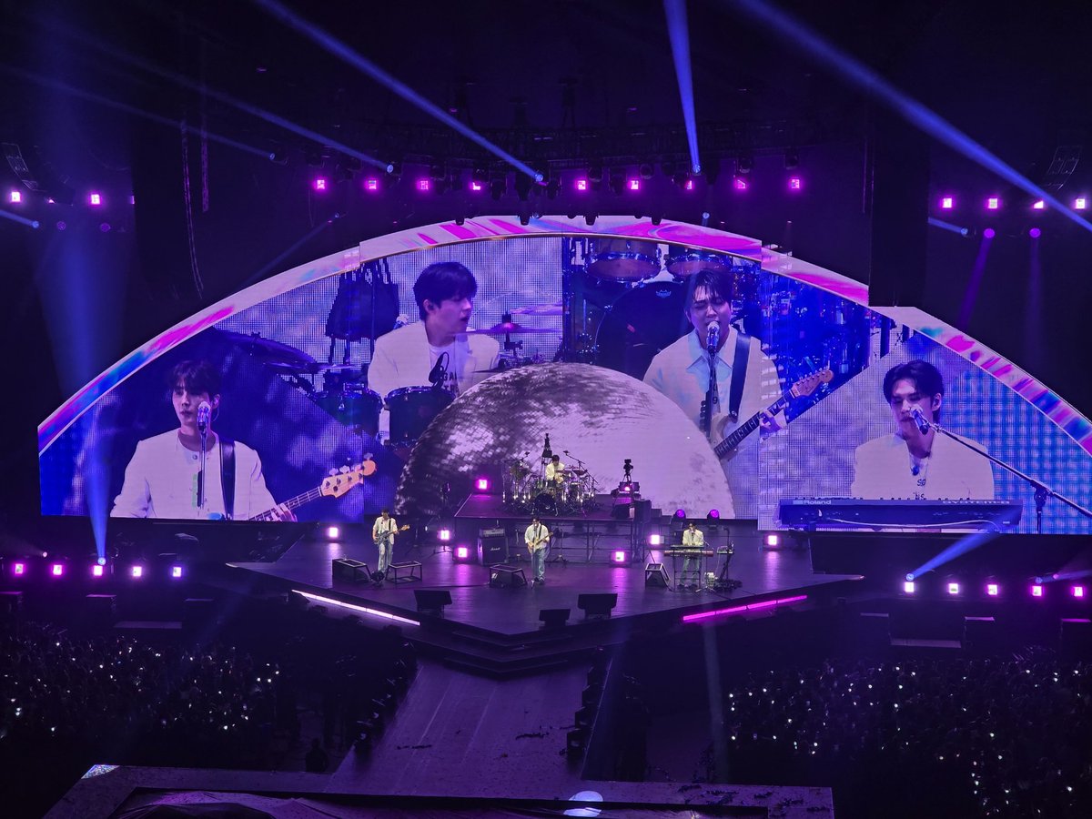 Disshu_Marie's tweet photo. What a beautiful life it is to exist in the same timeline as Day6💙

#DAY6inManila
#The_DECADE 
#DAY6_10th_Anniversary https://t.co/gYCAnwvBRB