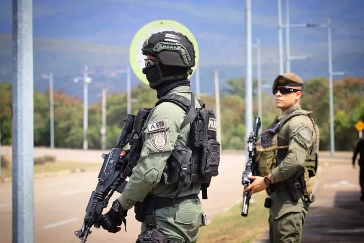 PoliciaCucuta's tweet image. #Dignidad | ⛅👮🏻‍♀️ Concentrados y trabajando sin descanso por la seguridad ciudadana, porque nuestra misión es prevenir el delito y proteger la tranquilidad de cada familia colombiana. 🫱🏼‍🫲🏻🚔 #Seguridad