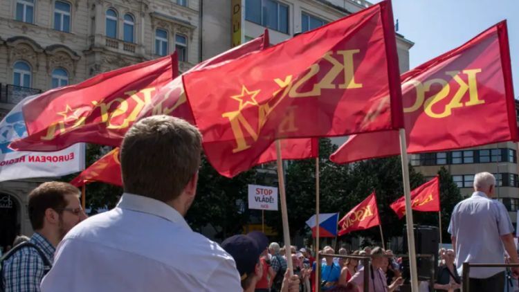 MadresCR's tweet photo. El comunismo volvió a ser ilegal en Chequia. Desde el 1 de enero, ser comunista en Chequia puede convertirte en un delincuente, con una pena de prisión de hasta cinco años.
https://t.co/SdyxdzQ7lz https://t.co/B9BUkE55Ij