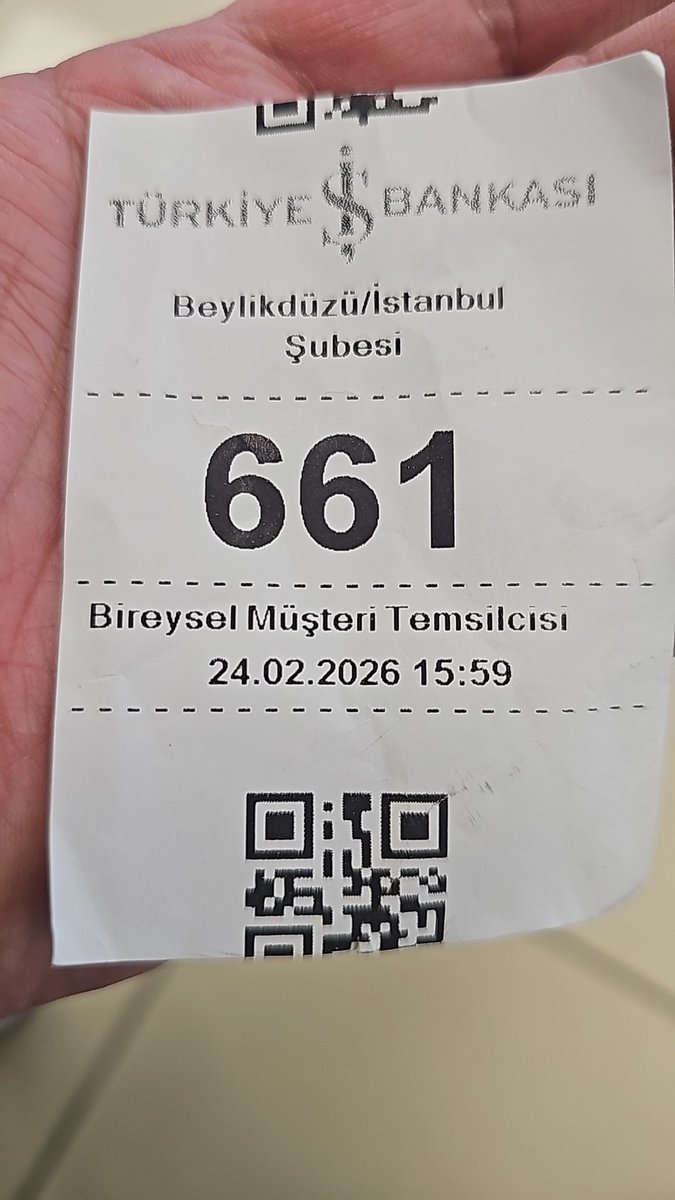 ersin_kit's tweet photo. @isbankasi Maaş hesabı açmak için Beylikdüzü Şubesi’nde yaklaşık 1 saattir bekliyorum 8 tane müşteri temsilcisi var ama çalışan sayısı 4 şaka gibi. Müşteri memnuniyetiniz üst seviyede maşallah 😂 https://t.co/HnYSnjugKl