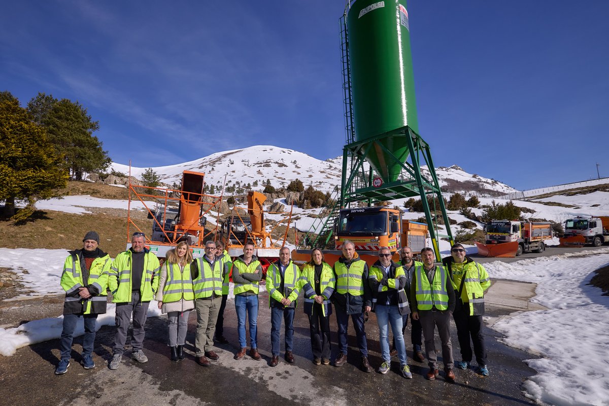 gob_na's tweet photo. 🛣️ @oscarchivite_ realiza el seguimiento del Plan de Vialidad Invernal en el puerto de Belagua

Se han invertido 3 M/€ en las labores preventivas y de mantenimiento de la Red de Carreteras de Navarra durante el invierno, 30% más que la campaña anterior

https://t.co/veFanKHGXU https://t.co/DmRWJaIord