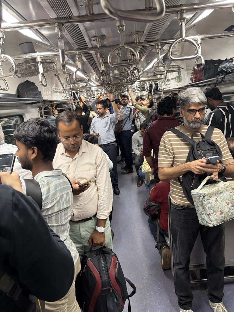 Prashantdmp's tweet photo. @drmbct @RailMinIndia @RailwaySeva @WesternRly Many many ticketless travellers in 6.38 Churchgate Bhayander slow AC local. Please send ticket checkers as passengers with tickets are standing and without tickets are sitting.Train left from Khar https://t.co/XZcq4CsMIQ