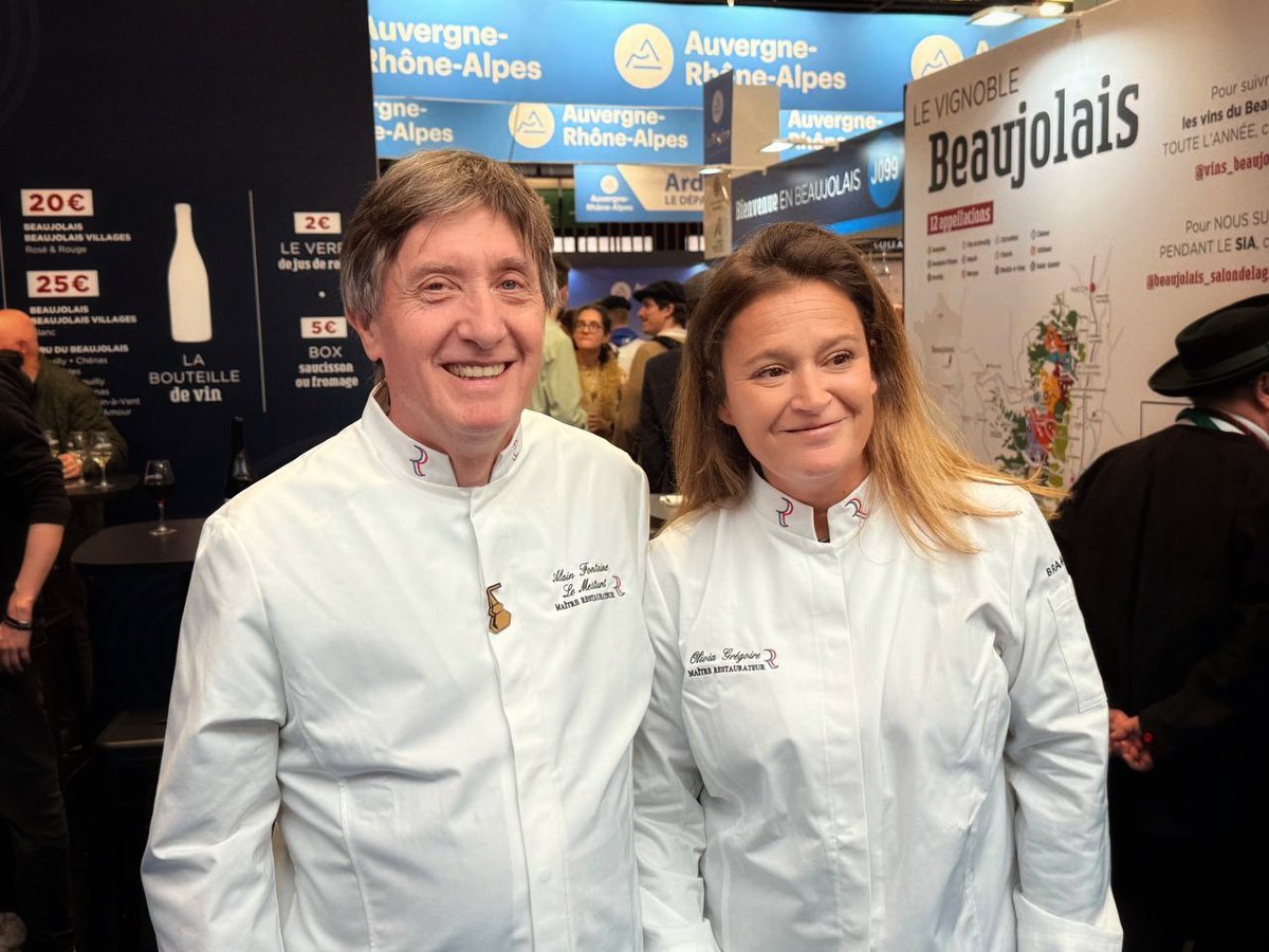 Toujours en direct du Salon de l'agriculture, retour sur les journées du dimanche 22 et lundi 23 février.
Valérie Pécresse Présidente de la Région Ile-de-France venue cuisiner au stand des MR, Olivia Grégoire Députée et ancienne ministre avec une cérémonie de remise de veste AFMR