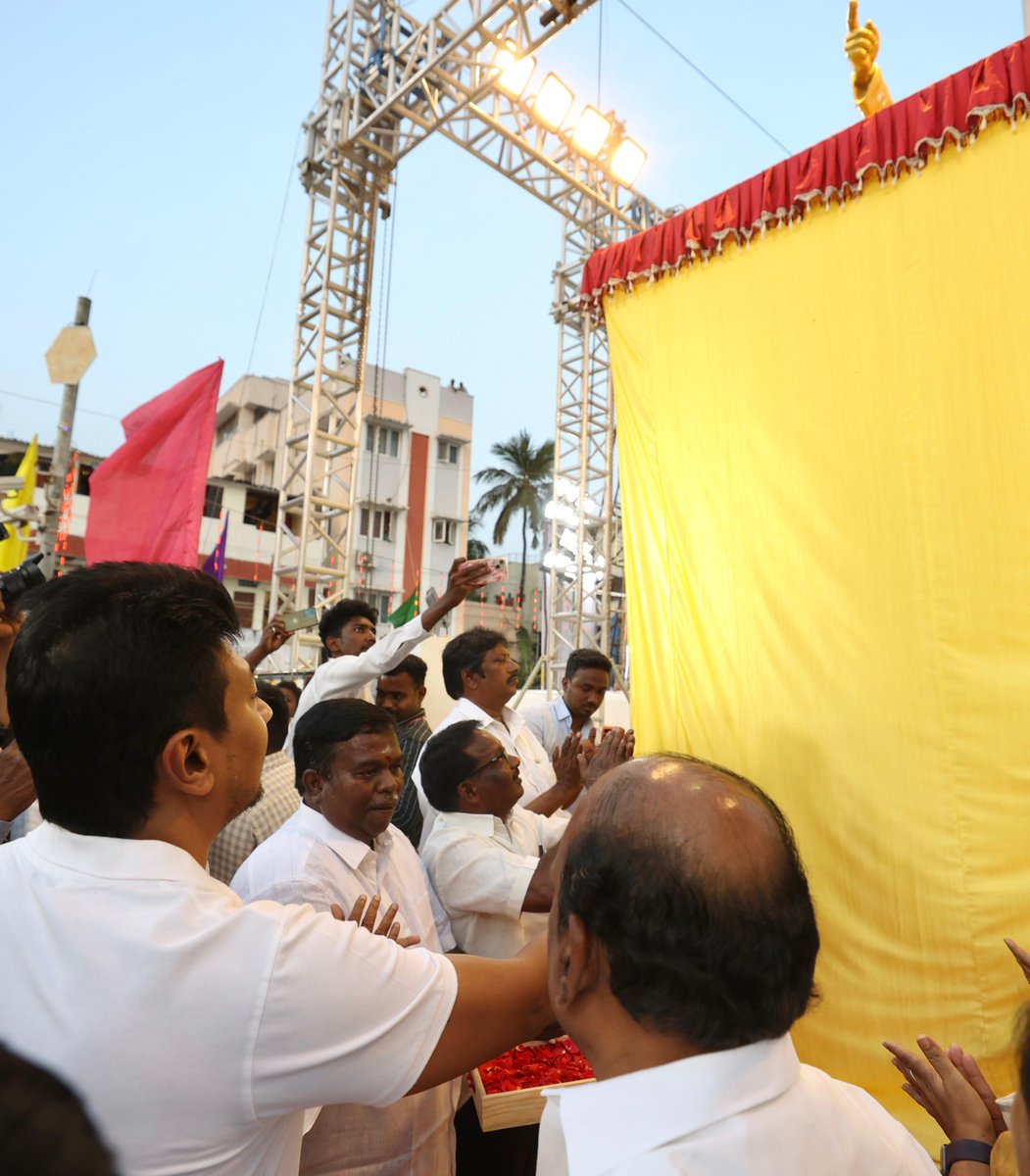 Udhaystalin's tweet photo. சட்டமேதை அண்ணல் அம்பேத்கர் அவர்களின் திருவுருவச் சிலையினை, காஞ்சிபுரம் வடக்கு மாவட்டக் கழகம் சார்பில் ஆதம்பாக்கத்தில் இன்று திறந்து வைத்தோம். 

அண்ணல் வகுத்துத் தந்த அரசியலமைப்புச் சட்டத்தைச் சிதைக்க முயலும், பாசிச சக்திகளின் சூழ்ச்சிகளை மாண்புமிகு முதலமைச்சர் @mkstalin அவர்களின் தலைமையில் ஒன்றிணைந்து வீழ்த்துவோம் என உரையாற்றினோம்.

எதிர்வரும் சட்டமன்றத் தேர்தலில் பாசிஸ்ட்டுகள் - அடிமைகளை மீண்டும் விரட்டிட, அண்ணல் அம்பேத்கரின் திருவுருவச்சிலைக்கு முன்பாக உறுதியேற்றோம்!

புரட்சியாளர் அம்பேத்கர் புகழ் ஓங்கட்டும்!

@thamoanbarasan @RSBharathiDMK @KarunanithiMla #VaralakshmiMLA