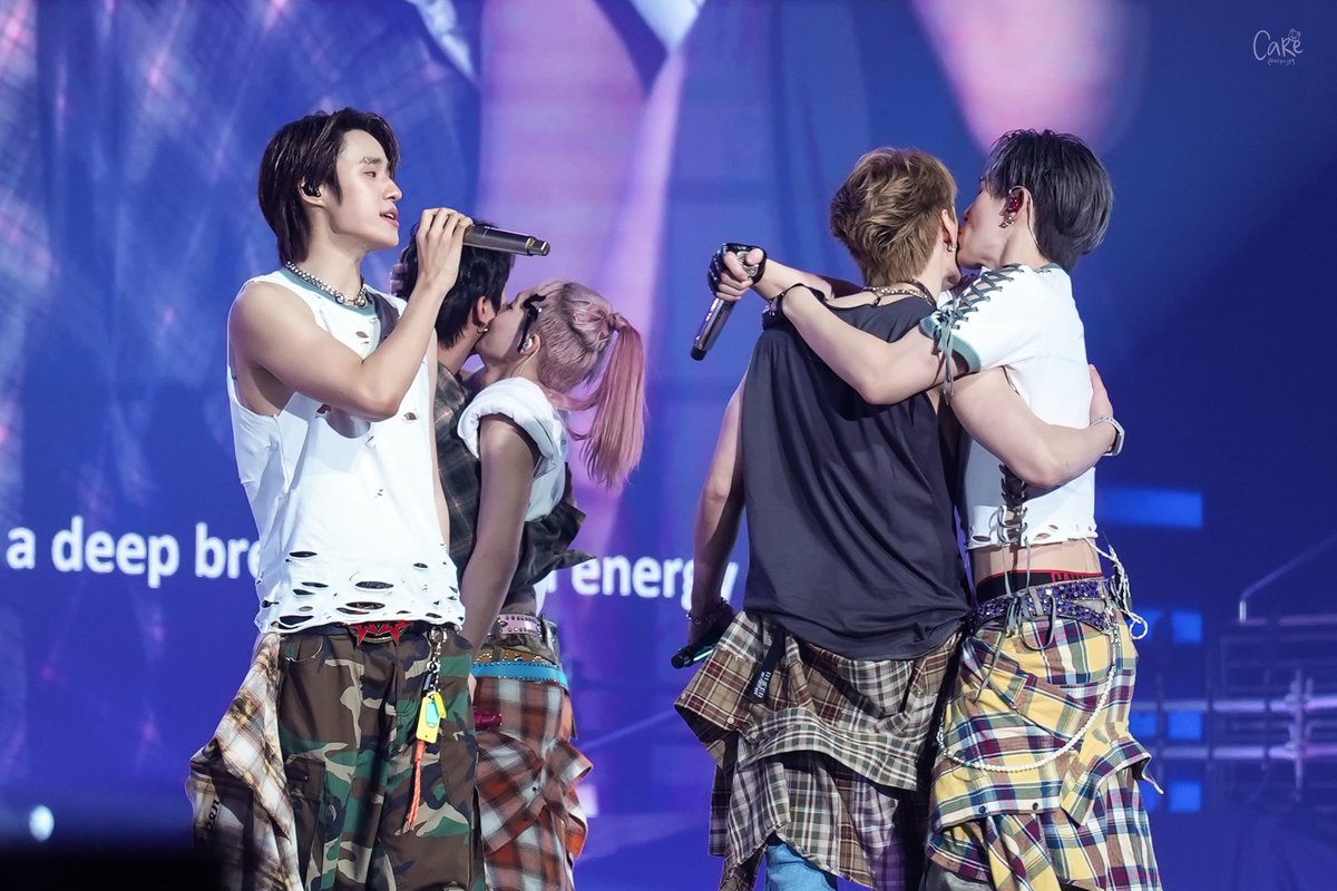 lego: *kiss nanon*
hong: *kiss krist*

meanwhile nut: what about me???

#Lego_Rapeepong #hongshihoshi #nnutdan #RISERCONCERTD3