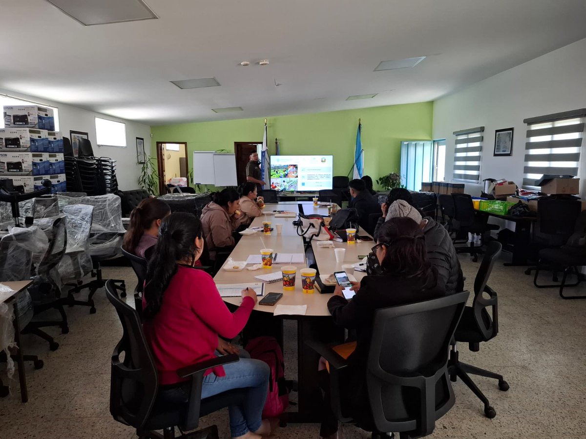 FAOHonduras's tweet image. 📍 La Paz

Se desarrolló #de avances y presentación de caja de herramientas de #HuertosEscolaresPedagógicos con direcciones municipales y departamentales de educación. 🌱📚 ¡Fortaleciendo el trabajo articulado en el sector educativo!

@Seduc_HN