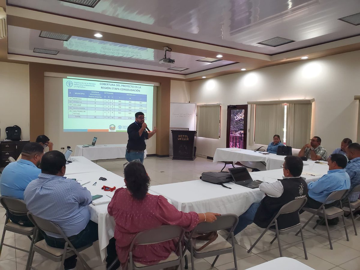 FAOHonduras's tweet image. 📍 La Paz

Se desarrolló #de avances y presentación de caja de herramientas de #HuertosEscolaresPedagógicos con direcciones municipales y departamentales de educación. 🌱📚 ¡Fortaleciendo el trabajo articulado en el sector educativo!

@Seduc_HN