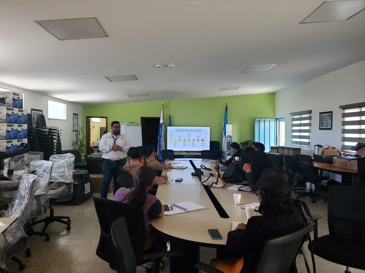 FAOHonduras's tweet image. 📍 La Paz

Se desarrolló #de avances y presentación de caja de herramientas de #HuertosEscolaresPedagógicos con direcciones municipales y departamentales de educación. 🌱📚 ¡Fortaleciendo el trabajo articulado en el sector educativo!

@Seduc_HN