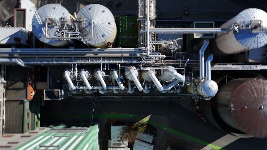 fuelcellsworks's tweet photo. Austria backs #hydrogen at scale with €100m for a Hallein project led by Verbund & AustroCel Hallein.
A 20MW electrolyser will power #emethanol using biogenic CO₂ on site. Output could lift domestic #hydrogenproduction ~60% from 2030.
#H2Now #GreenH2
https://t.co/LdDqlVxTF4 https://t.co/stEsQlEAxi