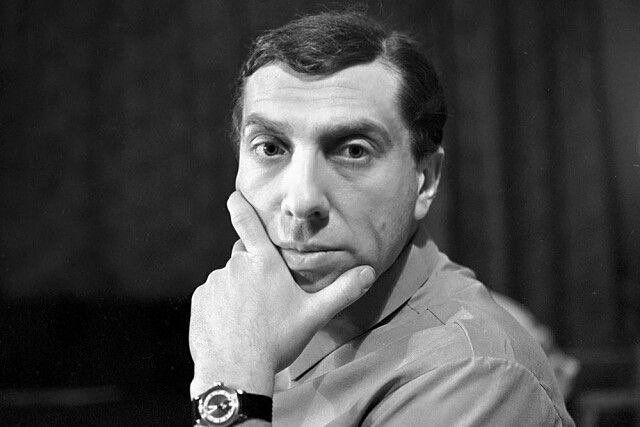 На прощании с Сергеем Юрским Михаил Гусман рассказал одну историю.

Когда у Михаила Гусмана тяжело заболел и фактически умирал отец, он позвал Сергея Юрьевича проститься с папой, так как они все с Юрским дружили.
И вот умирающий отец благодарит Юрского за визит и говорит: «Жаль,