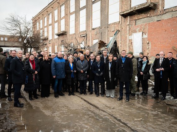 PolandMFA's tweet photo. On the night of 2–3 February, a Russian missile struck Combined Heat and Power Plant No. 4 in Kyiv. The facility will not resume operations for the coming months.

During his visit to Kyiv, Deputy PM, FM @sikorskiradek visited the site of the attack.

The destroyed infrastructure means hundreds of apartments without heating and a real threat to people’s safety. This is further evidence that Russia is targeting civilian infrastructure and ordinary citizens.

This is a war crime.