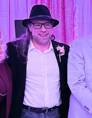 This is billionaire co-founder / executive of Jane Street Robert Granieri

He likes to keep a very low profile, so share his pic everywhere.

He is also an effective altruist so are many employees of Jane Street including SBF

I consider EA to be a dangerous ideology, very