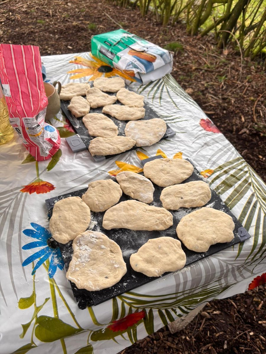 RRR_LUF's tweet image. Bowland Trust Group 🐐🔥
Another amazing session with the Bowland Trust group, enjoying outdoor cooking and feeding the goats. Fresh air, teamwork, and lots of fun in a wonderful outdoor setting!

#RedRoseRecovery #OutdoorWellbeing