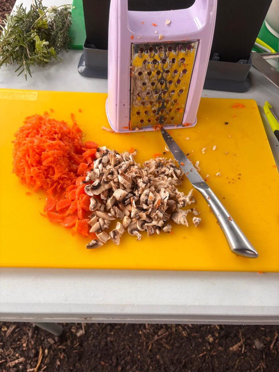 RRR_LUF's tweet image. Bowland Trust Group 🐐🔥
Another amazing session with the Bowland Trust group, enjoying outdoor cooking and feeding the goats. Fresh air, teamwork, and lots of fun in a wonderful outdoor setting!

#RedRoseRecovery #OutdoorWellbeing