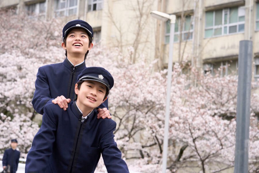 "Kamu sudah mengorbankan banyak orang buat mencapai posisi ini."

Ada orang berbakat tapi mesti jatuh bangun mendaki tangga karir karena nggak punya jaring pengaman bernama privilege, tapi ada juga yg terbebani ekspektasi privilegenya yg melimpah. Beranjak dari sini, Kokuho