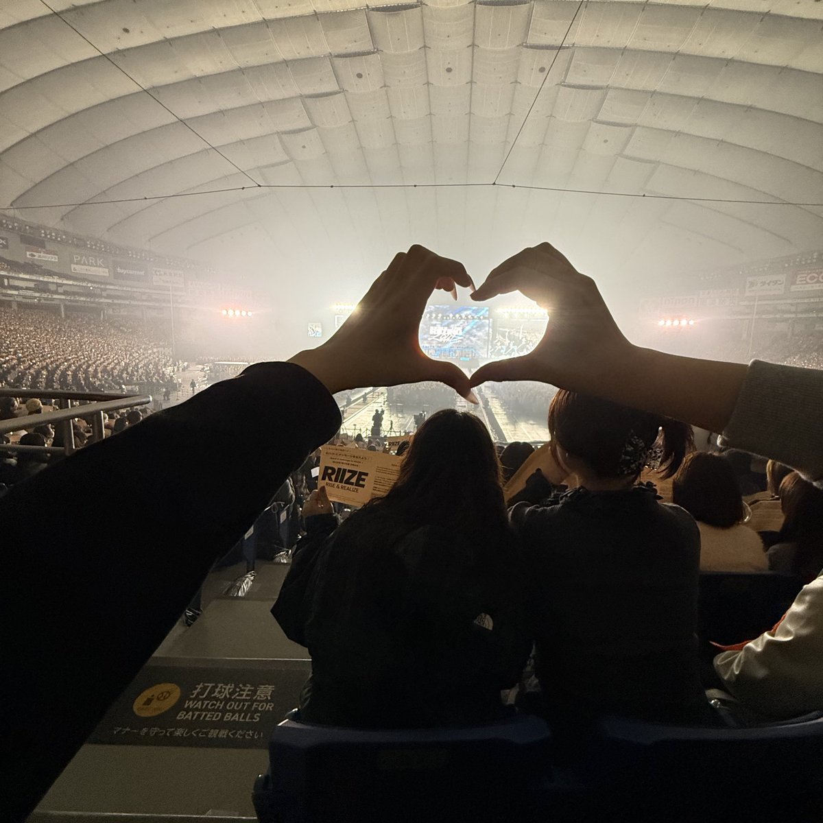 dd5kuma's tweet photo. 프싯 자리 넘잘보여서 좋았구
중콘 원래 4층이었는데 갑자기 티켓부스에서 1층 정중앙으로 바꿔주시는 럭키한 일이 일어났구
진짜 모든 날이 너무 멋졌지만... 막콘은 대박이었다 진짜 많이 성장했구나
라이브 진짜 단단함이 너무 잘느껴져
도쿄돔 오길 잘했다
원빈 좋아하길 잘했다
그리고 내생일😳 https://t.co/doKFMyhFNS