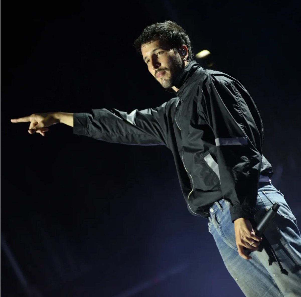 No sé quién necesita leer esto pero #SebastianYatra en vivo es otro nivel.