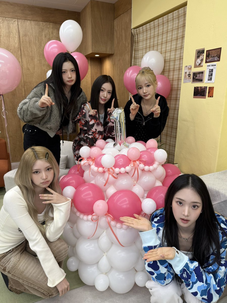 [📸]
260224 #HAPPY_KiiiKiii_DAY 

💗키키네 돌잔치💗
수고했고 수고하자🤝

#KiiiKiii #키키
#KiiiKiii_1st_Anniversary