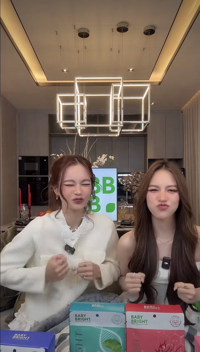 จุ๊บไก่ by TKNur

LOVE IS IN THE BRIGHT WITH TKNUR
#BabyBrightXTangkwaNur