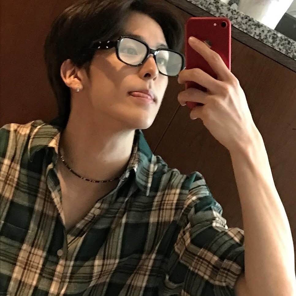 songadori's tweet photo. หล่อขนาดนี้แต่อยู่ sm มาเกือบ 10 ปี รูปที่น้องออกไปข้างนอกกันกับวอนบินหรืออึนซอกสมัยยังไม่เดก็มี ชิอน ยูชิก็เคยพูดถึงน้องเหมือนกัน อยู่มานานจากที่เคยเป็นน้องเล็กมีพี่ๆดูแลจนมาเป็นพี่ใหญ่ดูแลน้องๆแทน ซงฮาเห็นพี่ๆเพื่อนๆทยอยเดบิ้วกันไปเรื่อยๆมาตลอด พี่ว่าตอนนี้ถึงเวลาของซงฮาแล้วล่ะ https://t.co/e0qiaTWGDO