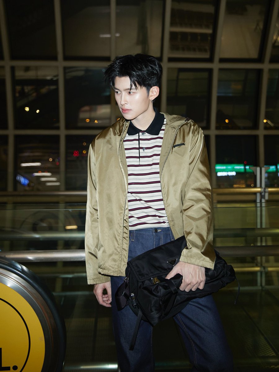 มิลานไปทางไหน พี่ปอนด์มาแล้วค้าบบ
สุดหล่อพร้อมเฉิดฉายสุด ๆ 😎🔥✈️

POND GO TO MILAN WITH PRADA

#PradaFW26xPond
#PradaFW26
#Prada <a href="/Prada/">PRADA</a>
#ppnaravit <a href="/ppnaravit/">ppnaravit</a>