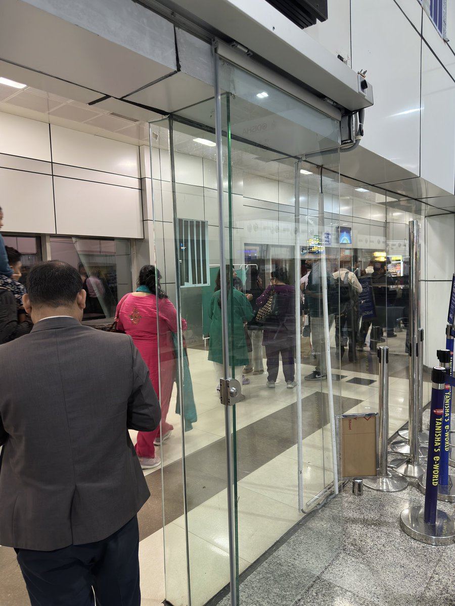 Devansh47538178's tweet photo. @AirIndiaX IX 1063 24 Feb 2026
Boarding Time : 9:50 PM
Actual Boarding started at 9:56 PM
Boarding gate at airport closed at 10:12 PM 
Boarding Condition right now : entire Jetway in queue (latest 10:17 PM) https://t.co/xVVCNmEGdL
