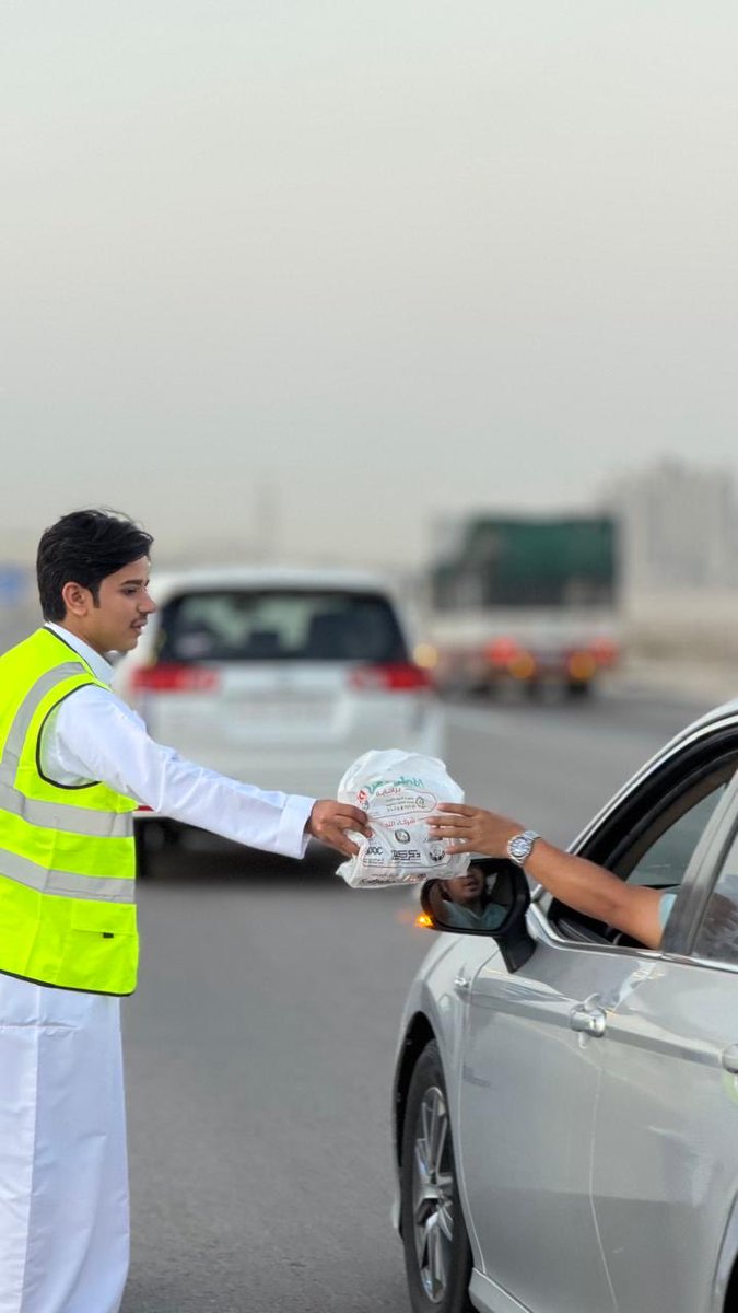 في اليوم السابع من مبادرة "افطر معنا 10"، تم إعداد الوجبات مساء الأمس بجهود الفريق النسائي، الذين كان لهم الدور الكبير في التجهيز والتنظيم، مع استكمال وضع العصائر والمياه قبل التوزيع.
وبمشاركة أكثر من 10 متطوعين، تم توزيع 520 وجبة إفطار