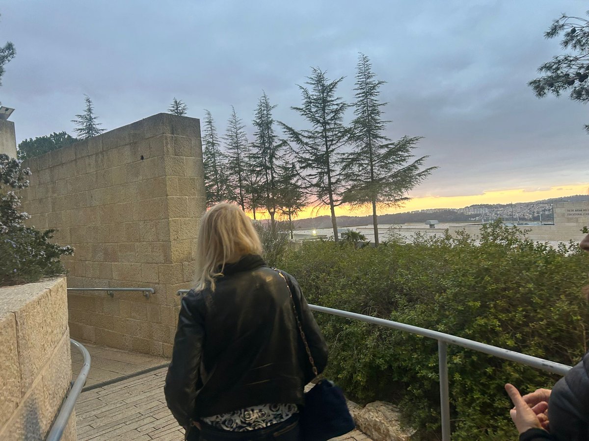 ➡️📚La semaine dernière, visite de <a href="/LaureAdler/">Laure Adler</a>, journaliste et écrivaine, et Léa Veinstein, philosophe et documentariste que nous avions eu le plaisir d'accueillir en 2025 à <a href="/IFJRomainGary/">IFJ - Romain Gary</a>. Visites, échanges et recherches pour de nouveaux projets d'écriture sur Jérusalem sont en