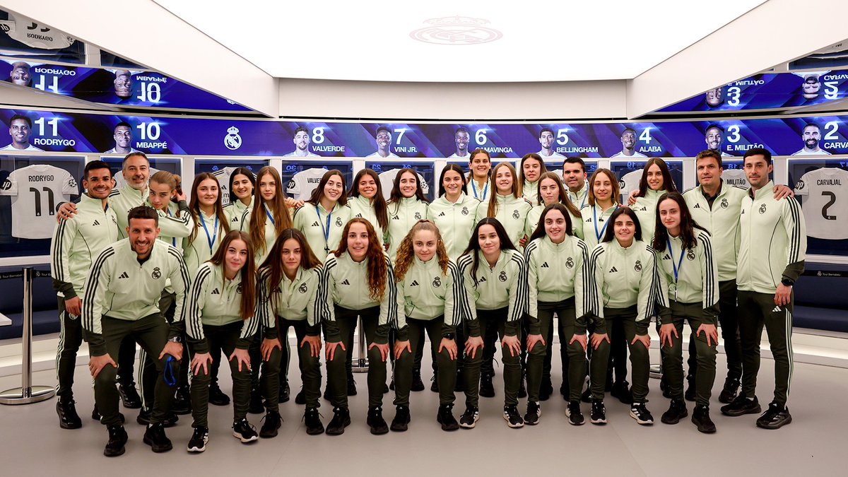 realmadridfem's tweet photo. 🏟️ ¡El Juvenil del Real Madrid visita el Tour Bernabéu!